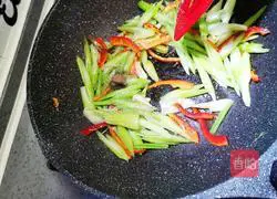 Illustration of how to stir-fry chicken breast with celery 7