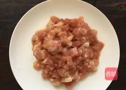 Illustration of how to make stir-fried edamame with diced meat 3