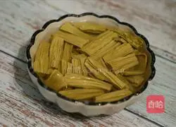 Illustration of how to stir-fry yuba with fungus 2