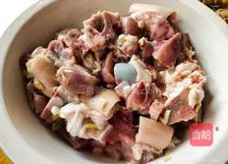 Soybean braised pig's trotters recipe 4