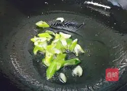 Illustration of how to make egg and carrot shreds 9