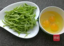Illustration of how to make fried eggs with green pepper 1