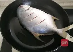 Illustration of how to cook silver pomfret with sauce 10