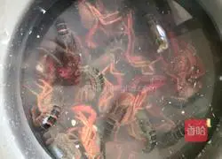 Illustration of how to make braised crayfish in beer 1