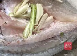 Illustration of how to make steamed large yellow croaker 6