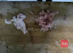 Illustration of how to make fried shredded pork with celery 5