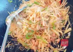 Illustration of how to make fried pork with shredded potatoes 13