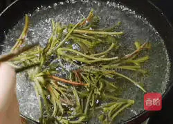 Crisp, tender and fragrant, illustration of how to make toon baked eggs 3