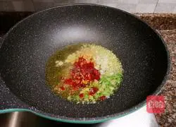 Illustration of how to make crucian carp with chopped pepper 7