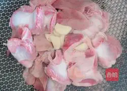 Illustration of how to stir-fry chicken with edamame 2