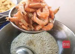 Illustration of how to make salt and pepper shrimp 3