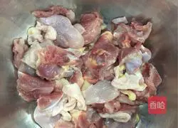 Illustration of how to make steamed chicken with mushrooms and abalone 3