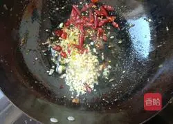 Illustration of how to make dry-fried fatty intestines 4