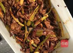 Illustration of how to make cumin-stirred shredded beef 8