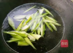 Illustration of how to stir-fry cashews with celery and lily 6