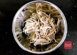 Illustration of how to make strange-flavored chicken shredded cold noodles 10