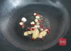 Illustration of how to make pickled fish in golden soup 5