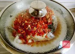 Illustration of how to make fish head with chopped pepper 12