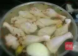 Illustration of how to chop chicken legs without chopping them 5