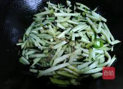 Illustration of how to stir-fry minced meat and shredded eggplant 5