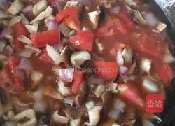 Illustration of how to make tomato and mushroom pasta 3