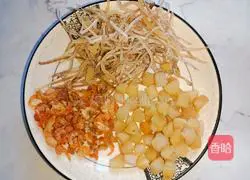 Illustration of how to make Scallions, Shrimp, Squid and Vermicelli Pot 2