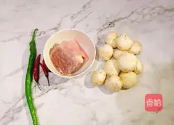 Fried meat with white mushrooms Practice illustration 1