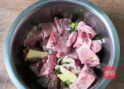 Illustration of how to make pork ribs and stewed potatoes 4