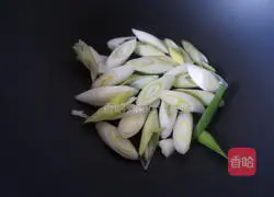 Illustration of how to cook dry-roasted pomfret without adding a drop of oil 2