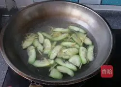 Illustration of how to make clam and loofah soup 5