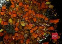 Illustration of how to make stir-fried pork belly with three cubes 4