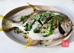 Illustration of how to make steamed golden pomfret 9