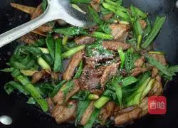  Illustration of how to make twice-cooked pork with garlic sprouts and beans 6