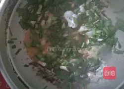 Illustration of how to make fried eggs with garlic sprouts 5