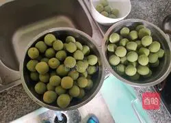 Illustration of how to make green plum wine 2