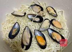 Illustration of braised mussels and enoki mushrooms 4