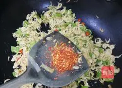 Illustration of how to stir-fry shrimp skin with green pepper 9