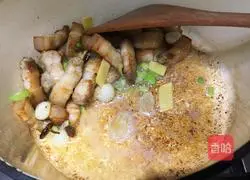 Illustration of how to make braised meat with dried beans 9