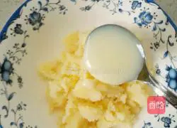 Illustration of how to make mashed potatoes with blueberry sauce 5