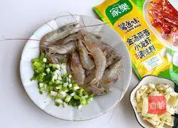 Illustration of how to make garlic fried shrimp 1