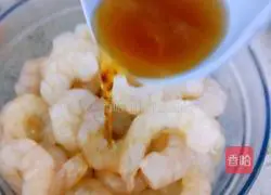 Illustration of how to stir-fry shrimps with colored peppers 2