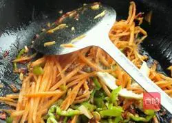 Illustration of how to make vegetarian fish-flavored shredded pork 8