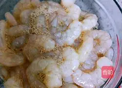 Illustration of how to stir-fry shrimps with colored peppers 4