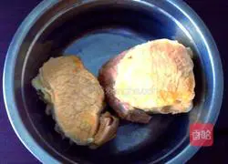 Illustration of how to make hand-shredded red oil spicy pork shreds 1