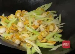 Illustration of how to make fried scallops with celery 6