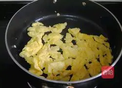 Illustration of how to make fried eggs with leeks 4