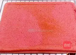 Illustration of how to make red yeast powder cream cake roll 13