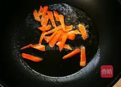 Illustration of how to stir-fry five-spice pig ears with garlic moss 4