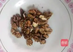 Illustration of how to make fried shrimps with lily and peach kernels 2