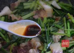 Illustration of how to stir-fry meat with parsley and garlic sprouts 4